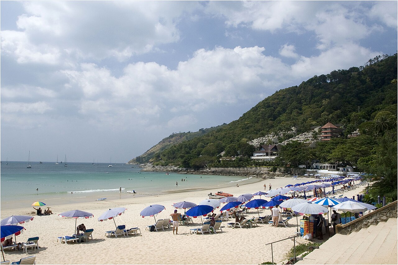 Nai Harn Plajı