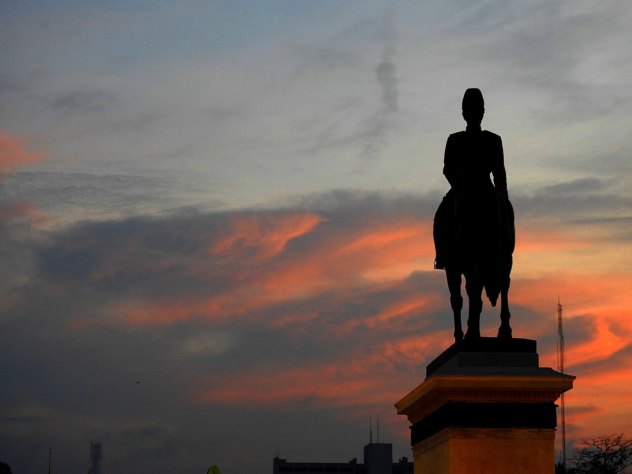 Royal Plaza'daki Kral Rama V'nin Atlı Heykeli (Dusit Sarayı) fotoğrafı
