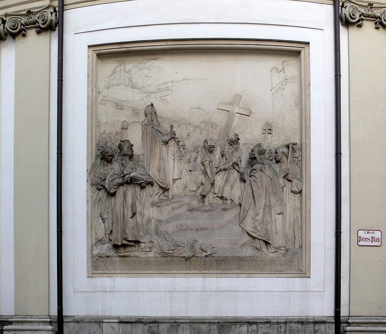 Relevo de Carlos Magno, Igreja de São Pedro