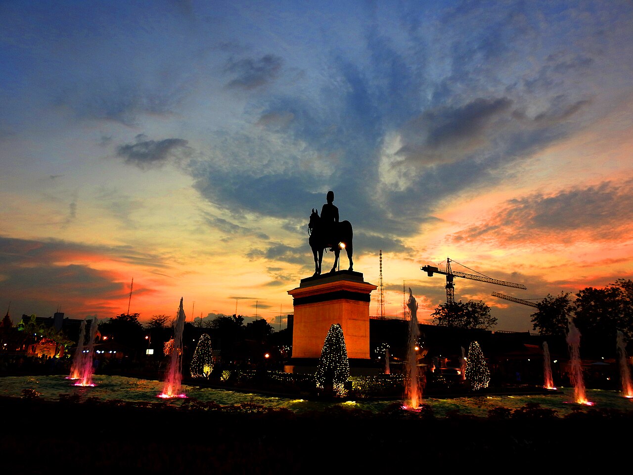 Royal Plaza'daki Kral Rama V'nin Atlı Heykeli (Dusit Sarayı) fotoğrafı
