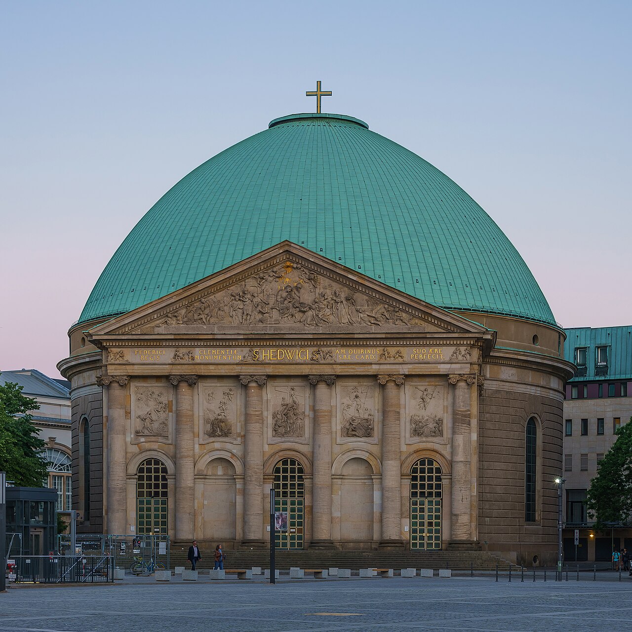 Une photographie de cathédrale Sainte-Edwige de Berlin