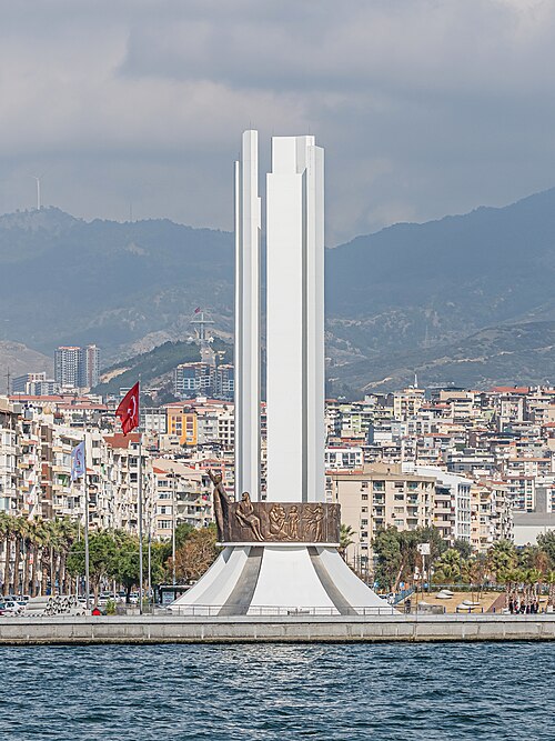 Monumento ad Atatürk, a sua madre e ai diritti delle donne