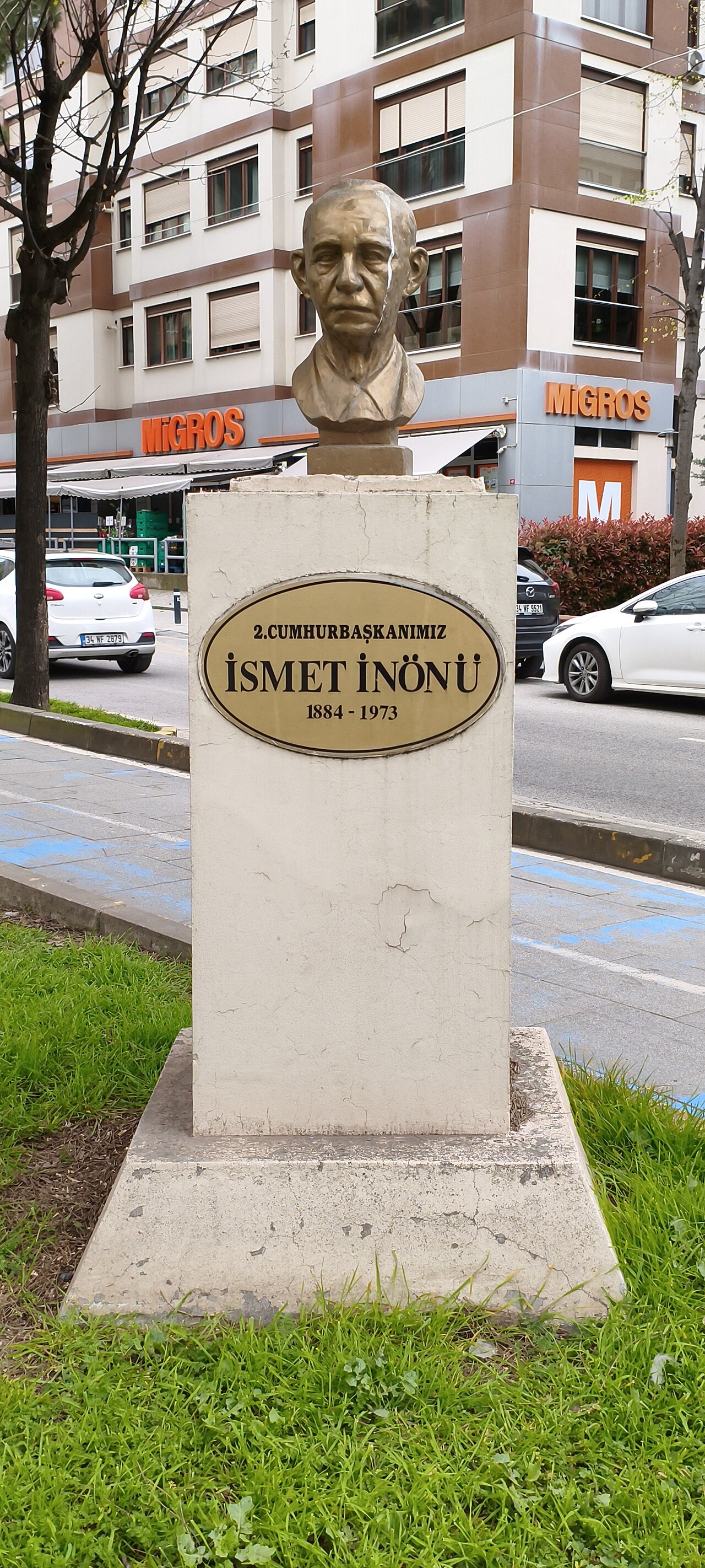 イスメト・イノニュ胸像（カドゥキョイ）