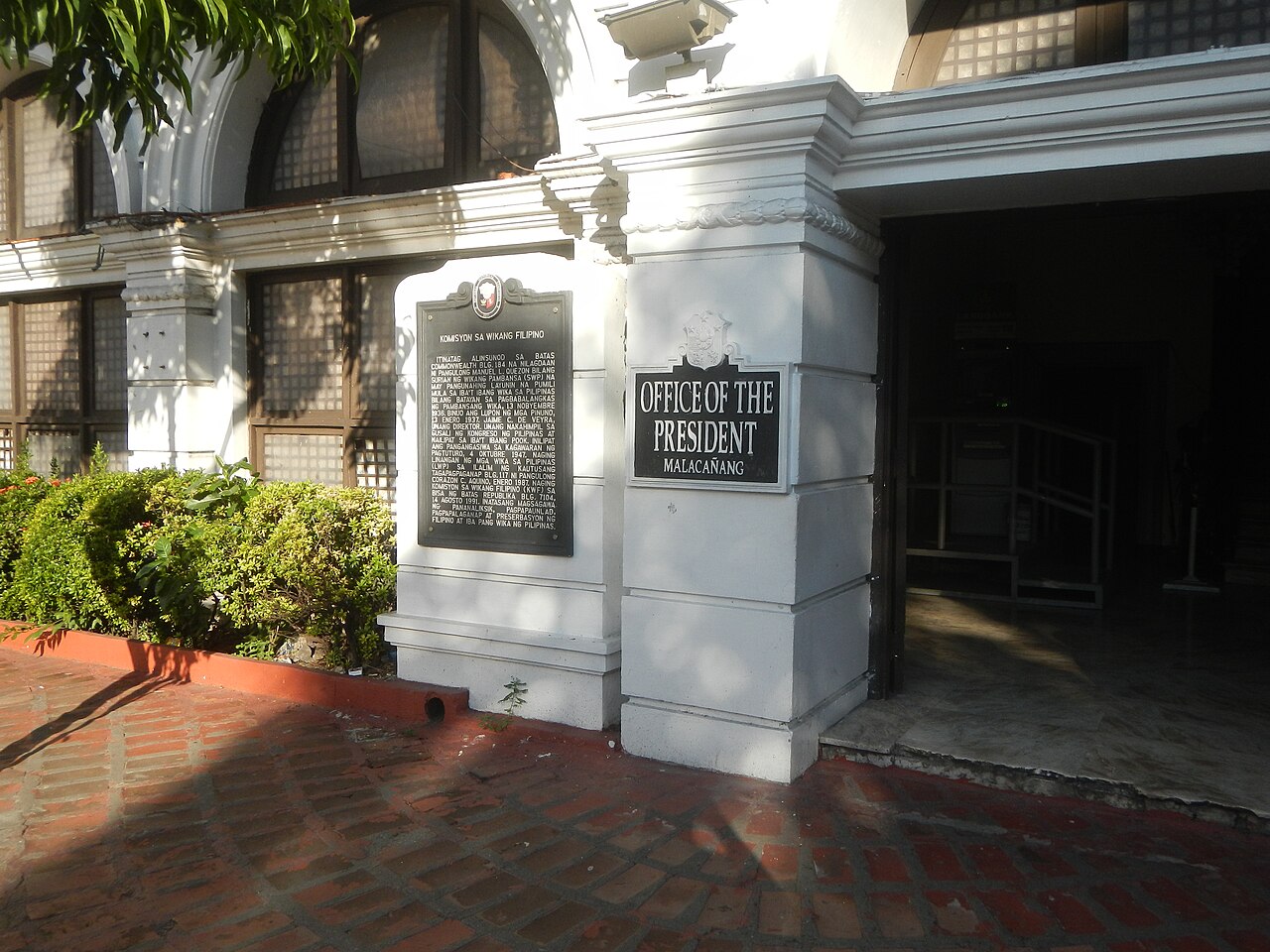 Une photographie de Plaque historique de la Commission sur la langue philippine