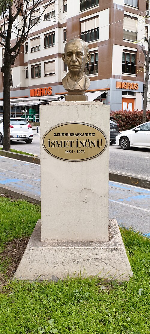 イスメト・イノニュ胸像（カドゥキョイ）