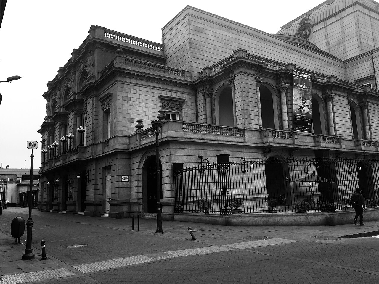 A photograph of Teatro Municipal