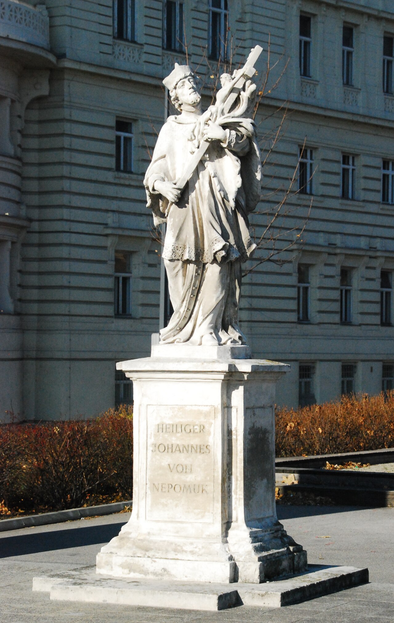 Estatua de San Juan Nepomuceno, Rossauer Brücke