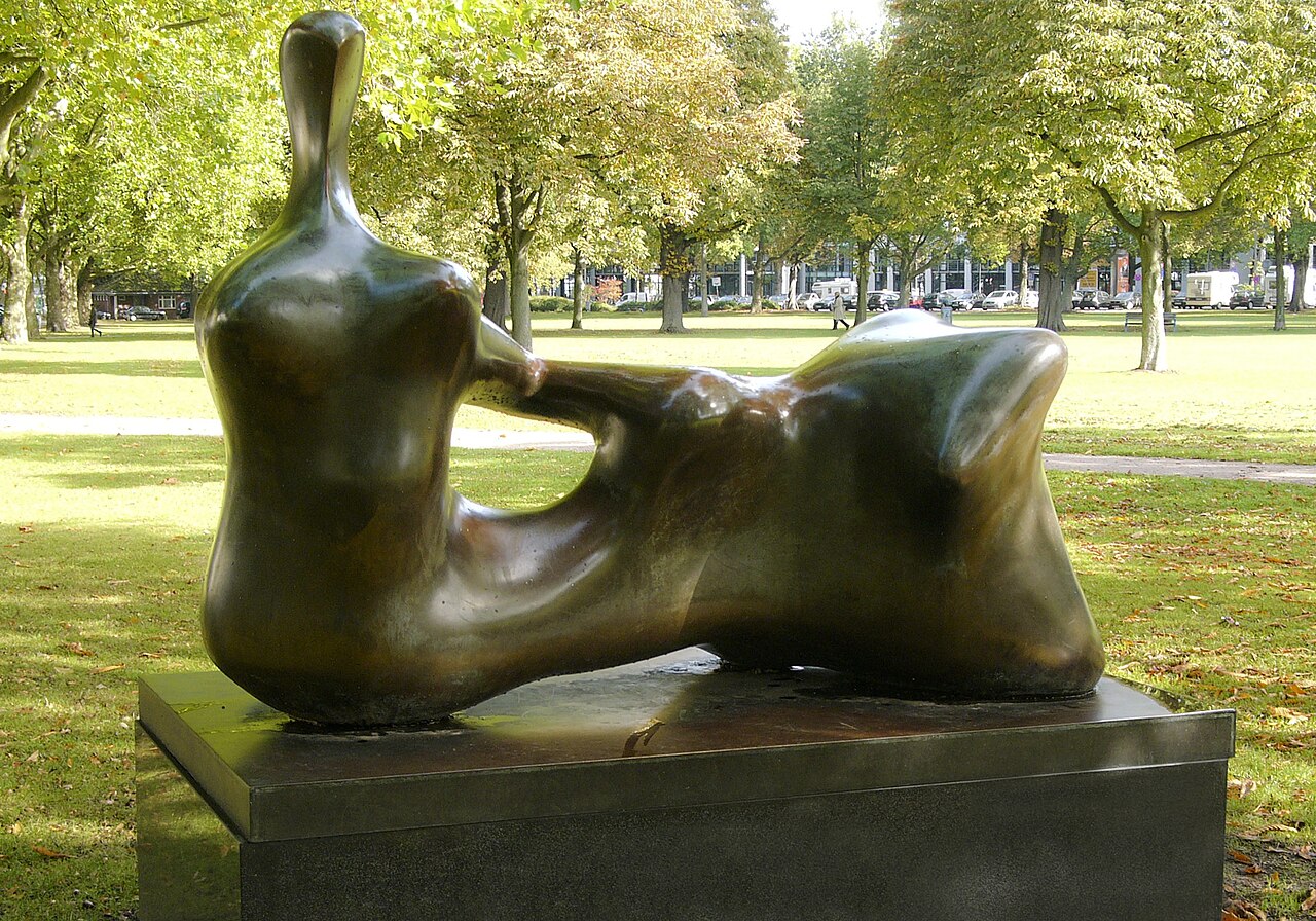 Ein Foto von Liegende Figur