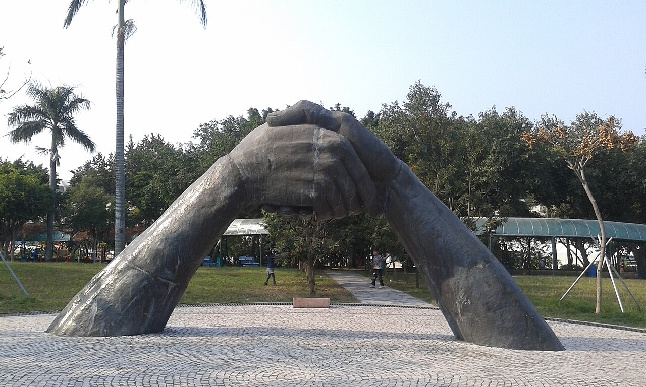 Una fotografia di Forever Handshake