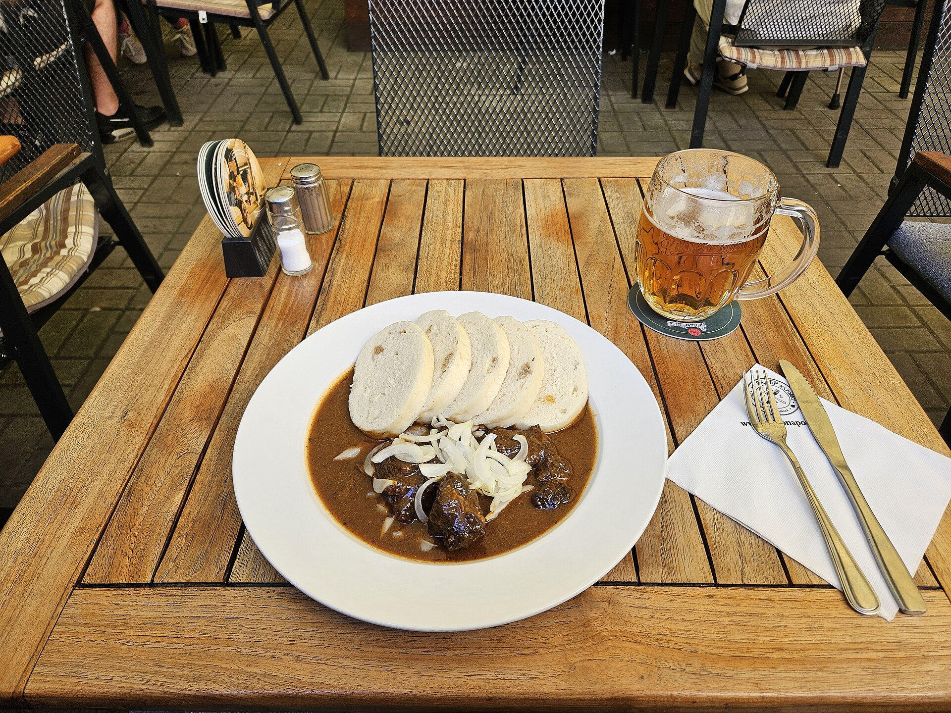 Goulash avec quenelles speck et pain — photo d’illustration