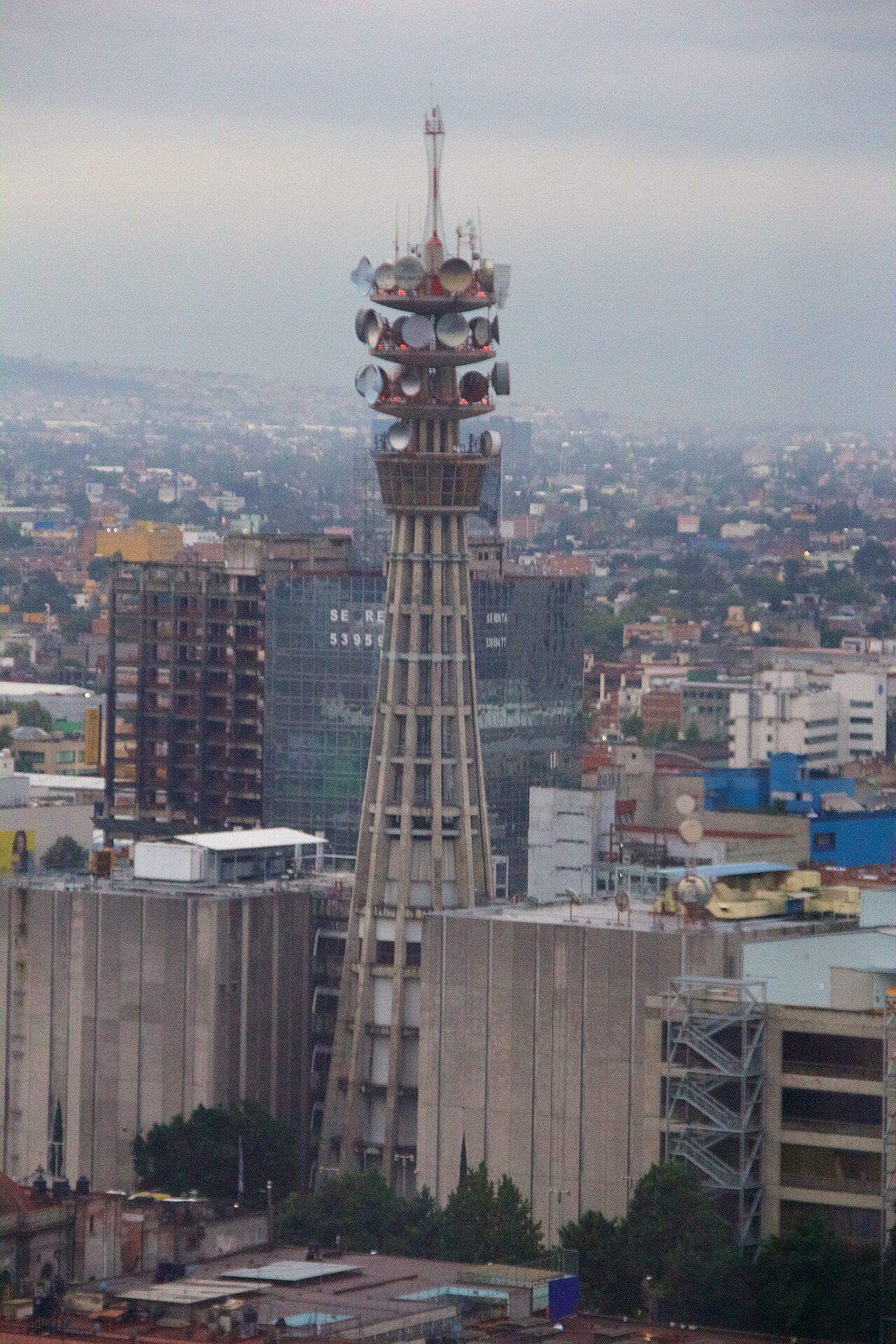 A photograph of Torre a Telmex