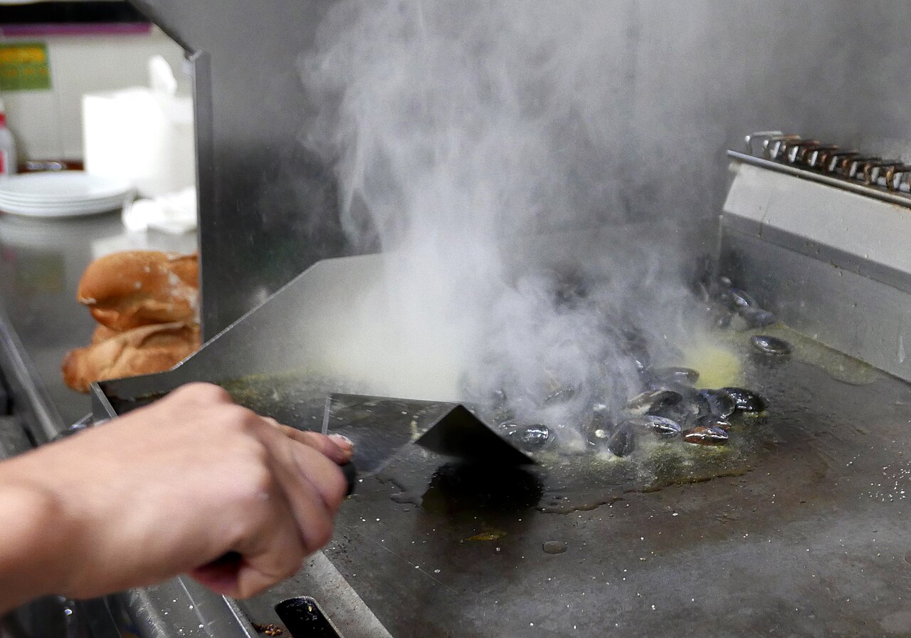 Moules, crème nduja et ail vert — photo d’illustration