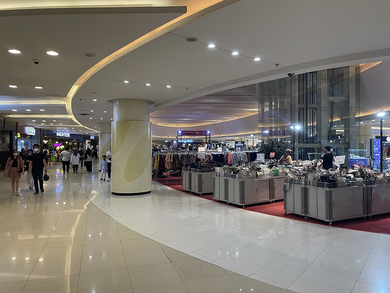 A photograph of Central Park Mall