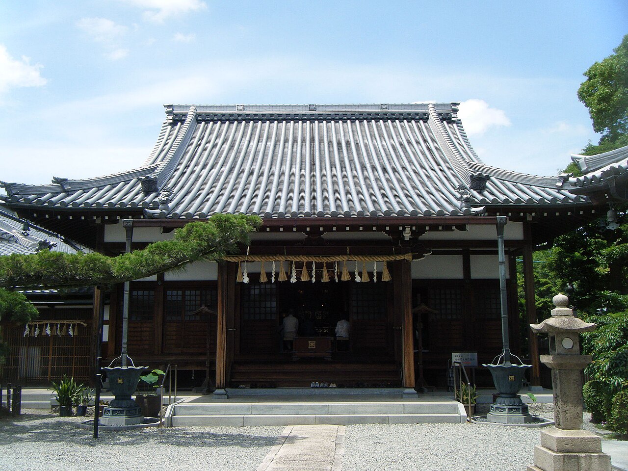 Una fotografia di Sanmon del tempio Ama Kosaiji