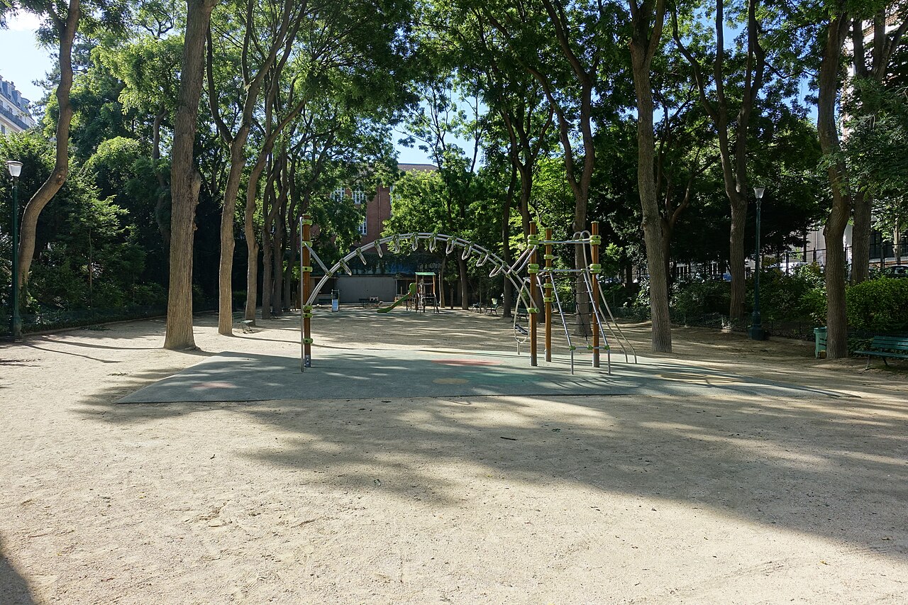 オレリー・サレル軍曹広場