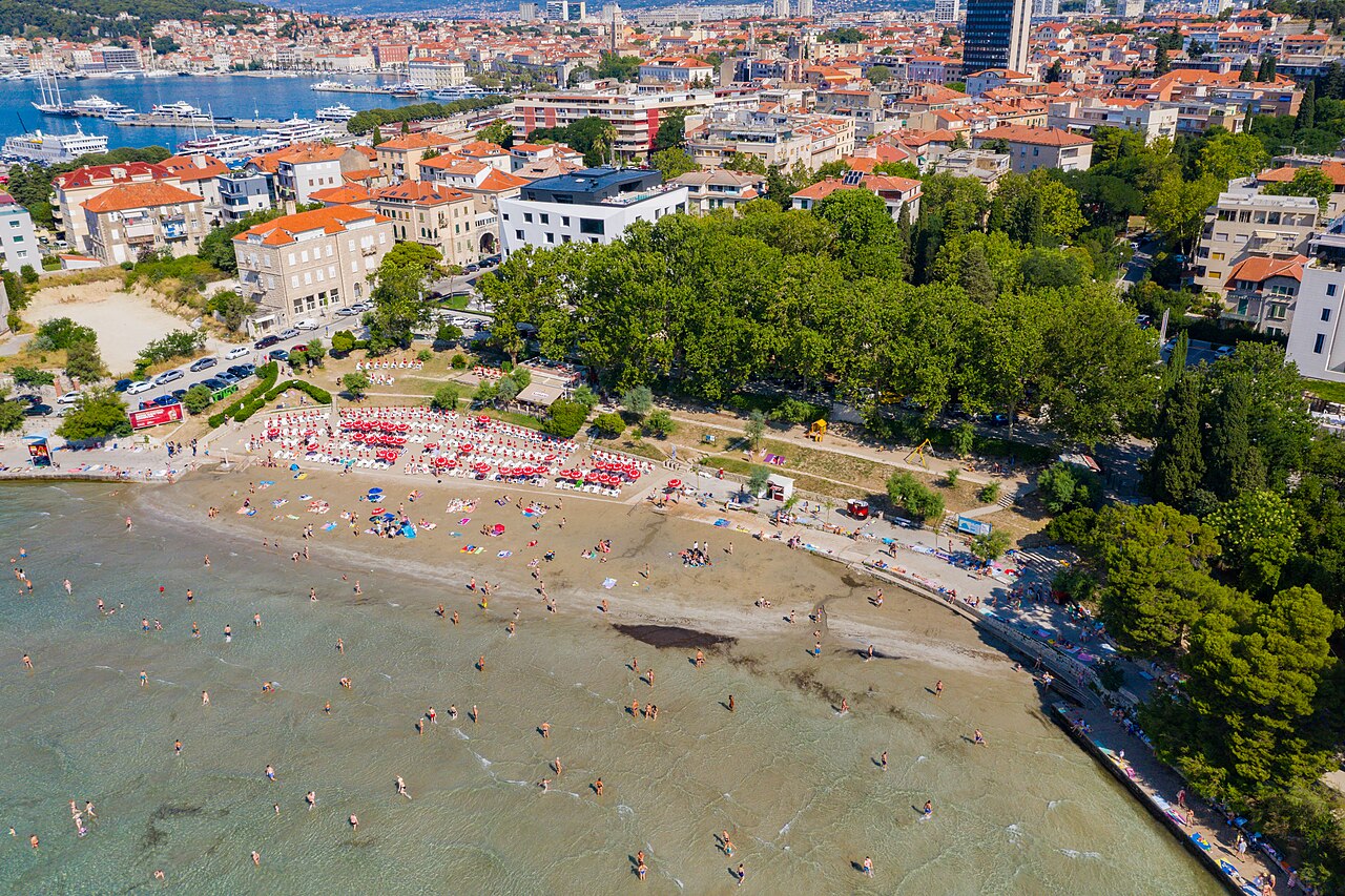 Une photographie de plage de Bačvice
