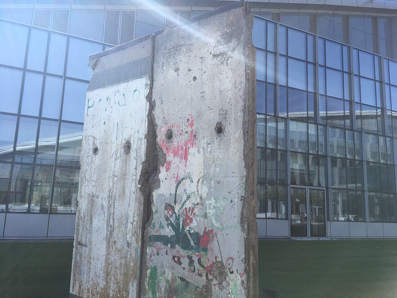 Piece of Berlin Wall fotoğrafı