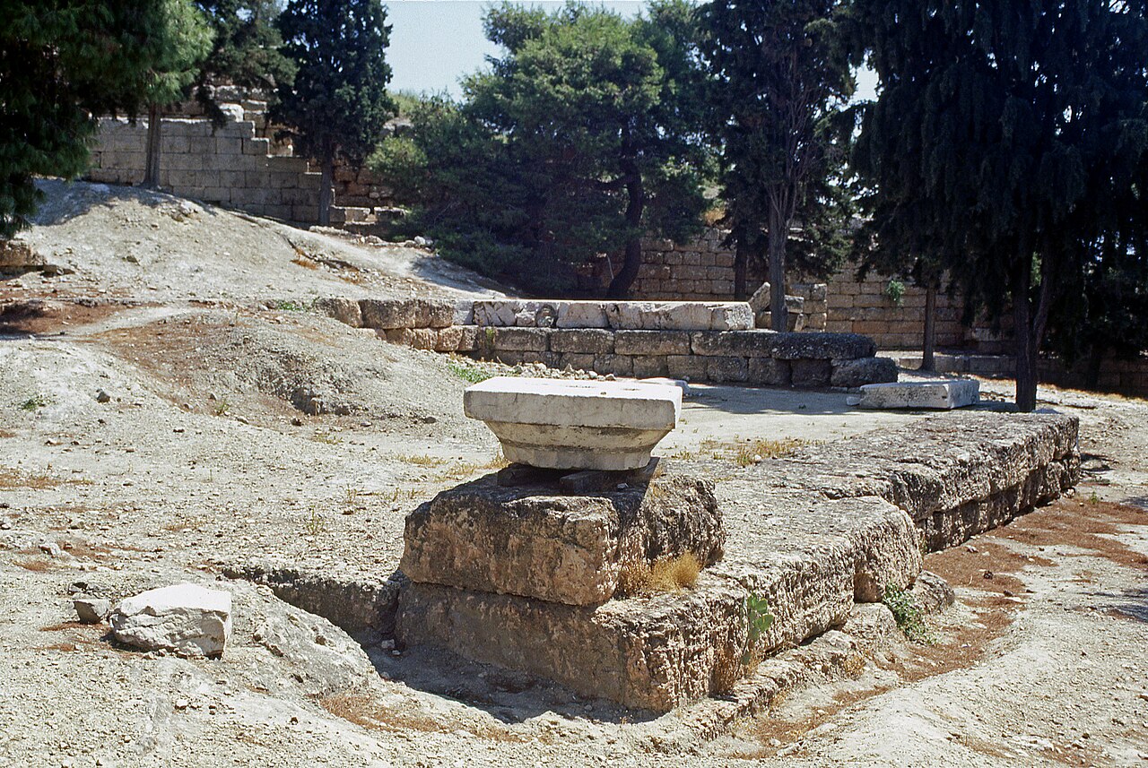 Une photographie de monument de Nicias