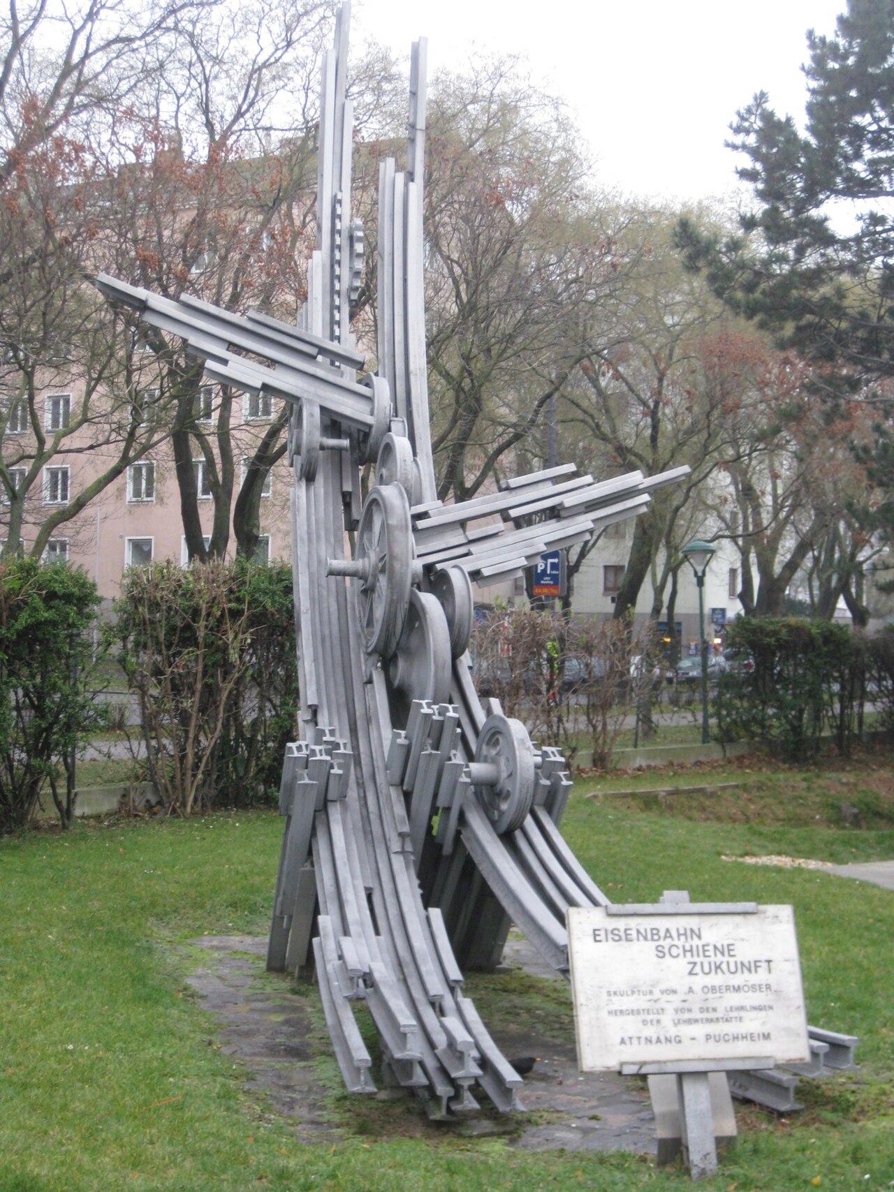 Escultura «Ferrocarril-Vía-Futuro» de A. Obermoser