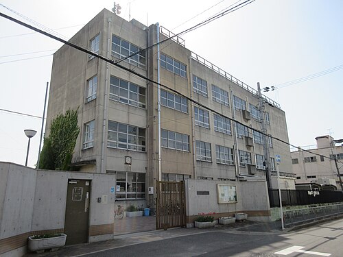 市立高井田中学校