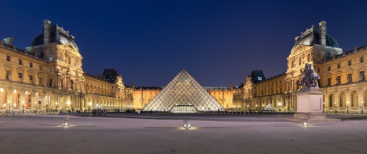 Una fotografía de Pirámide del Museo del Louvre