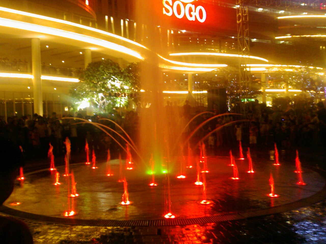 A photograph of Central Park Mall