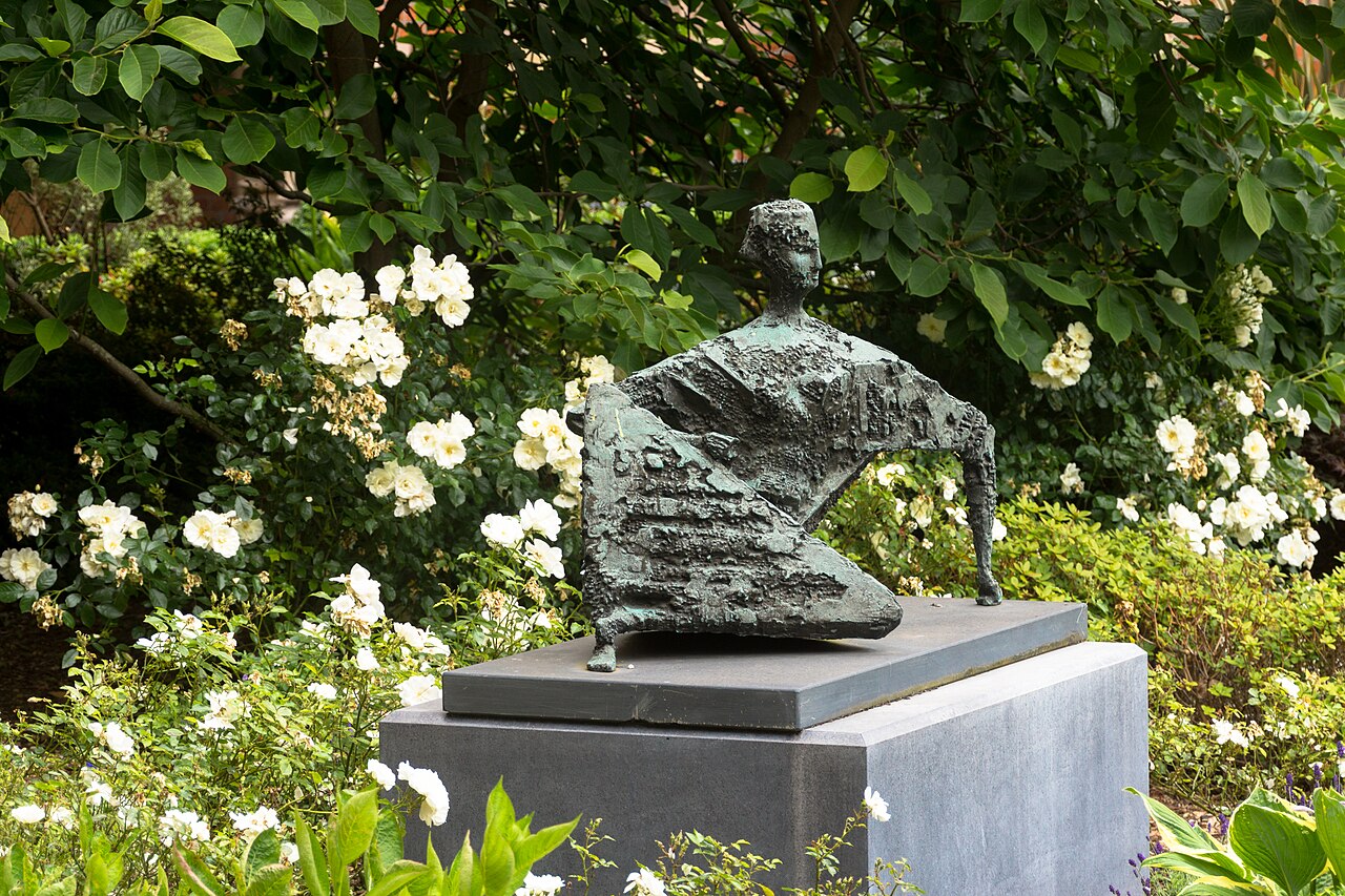 Ein Foto von Liegende Figur