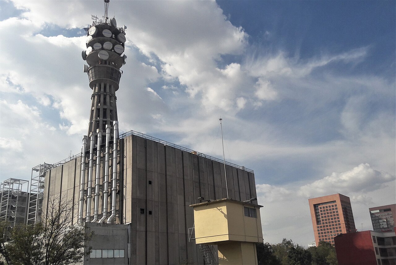 A photograph of Torre a Telmex
