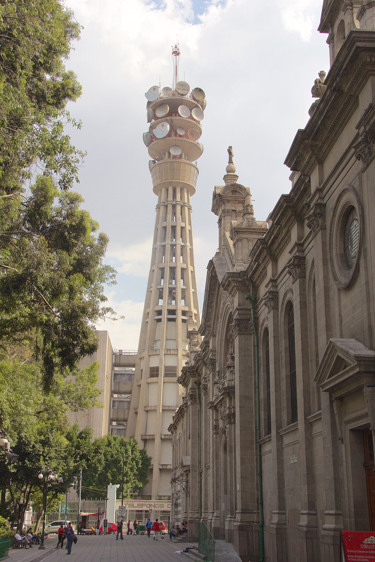 A photograph of Torre a Telmex