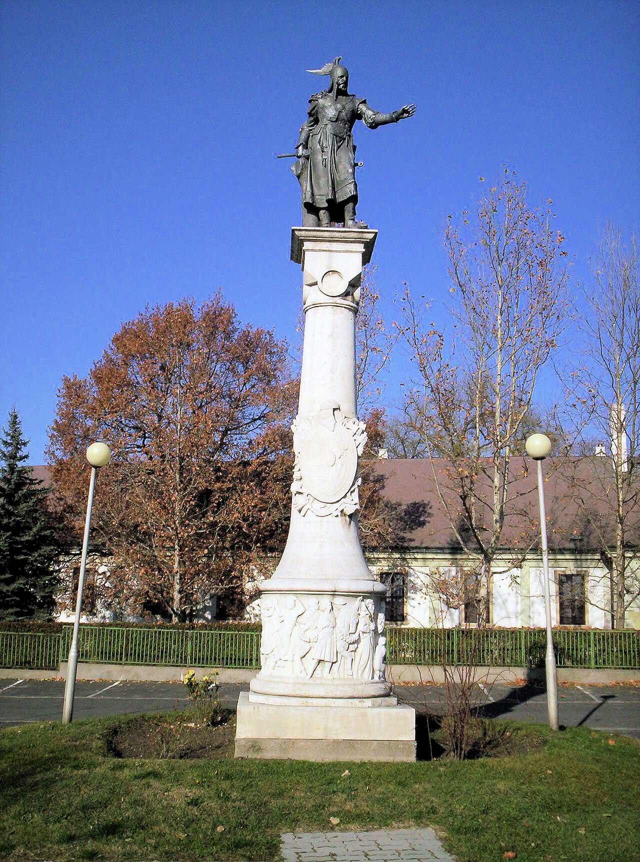 A photograph of Árpád vezér tér