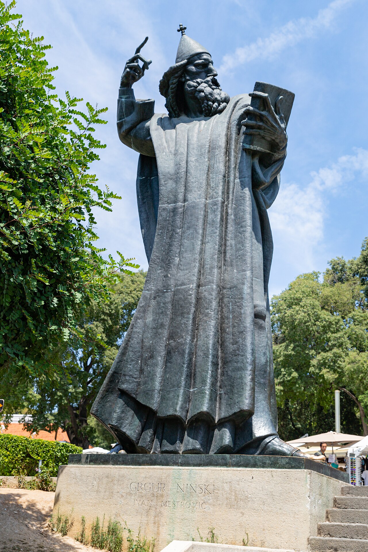 A photograph of Grgur Ninski statue in Split