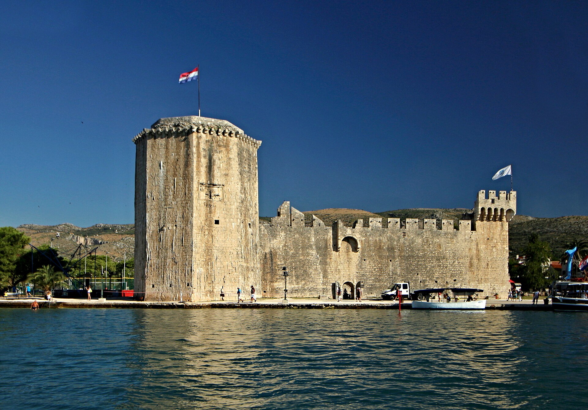 A photograph of Kamerlengo Castle