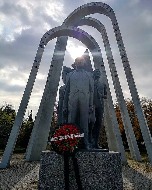 Monumento ad Atatürk e alla gioventù