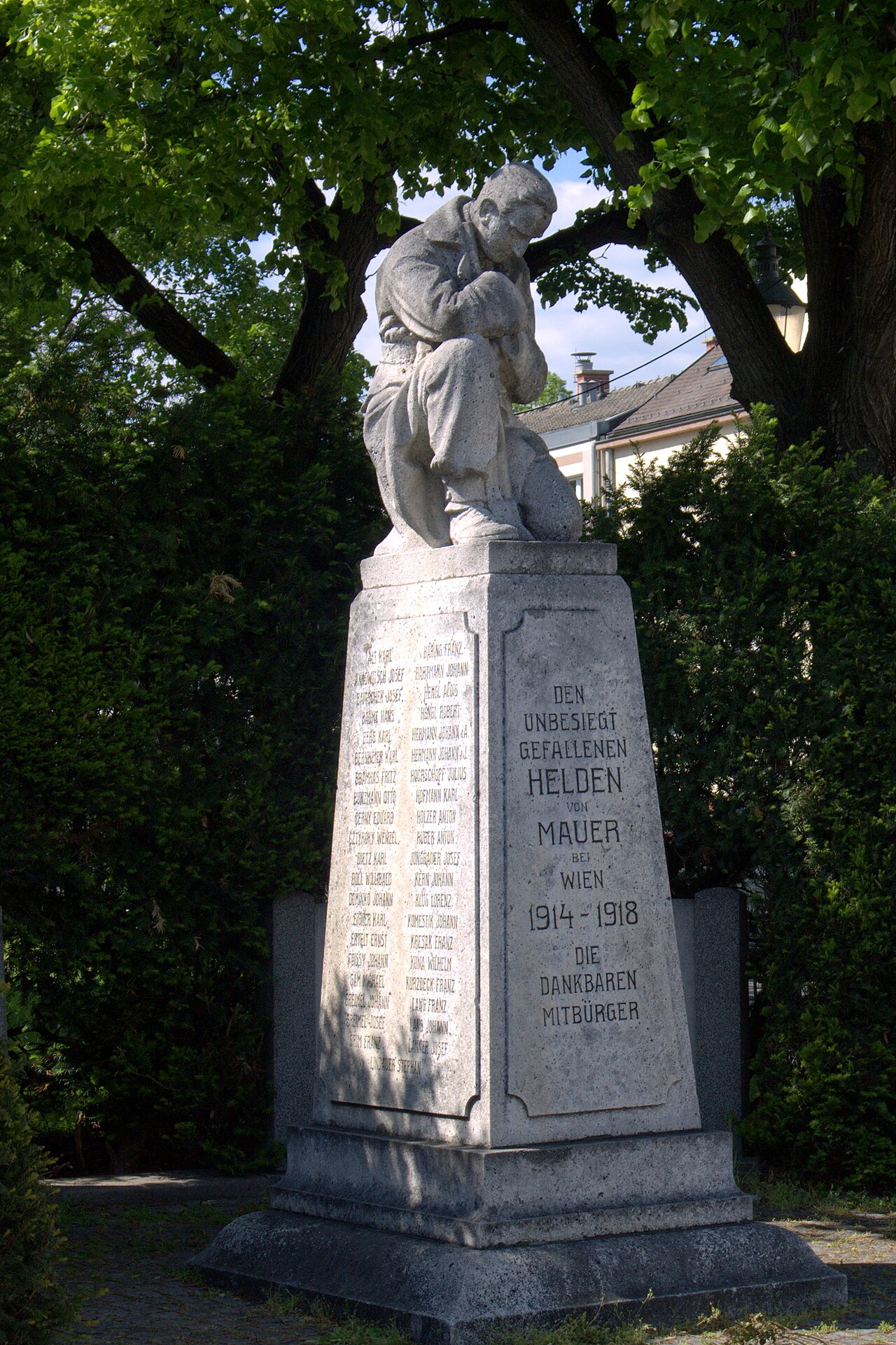 Monumento ai caduti presso la piazza principale di Mauer