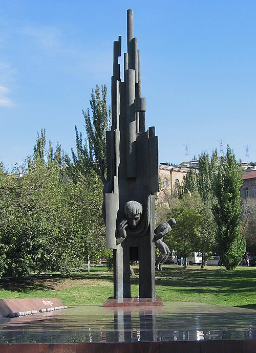 Monumento a Yeghishe Charents