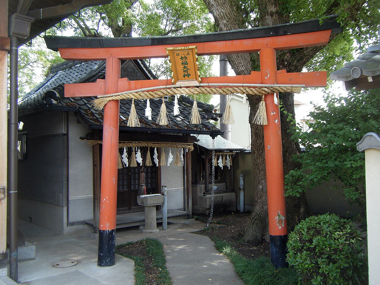 Una fotografia di Sanmon del tempio Ama Kosaiji