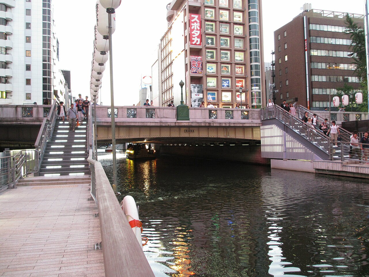 Uma fotografia de Ponte Dōtonbori
