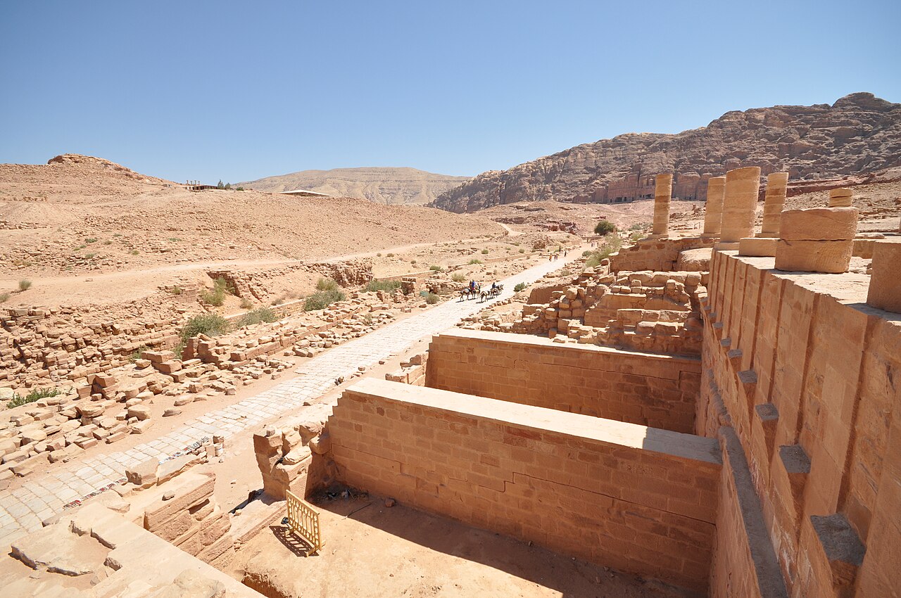 صورة مجمع حديقة الزينة وحمام السباحة في البتراء