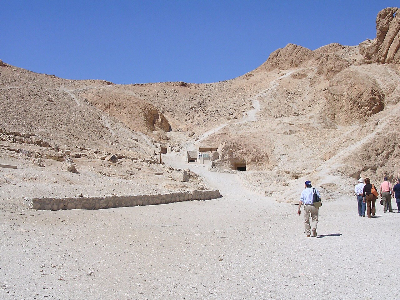 صورة القبر غير المكتمل