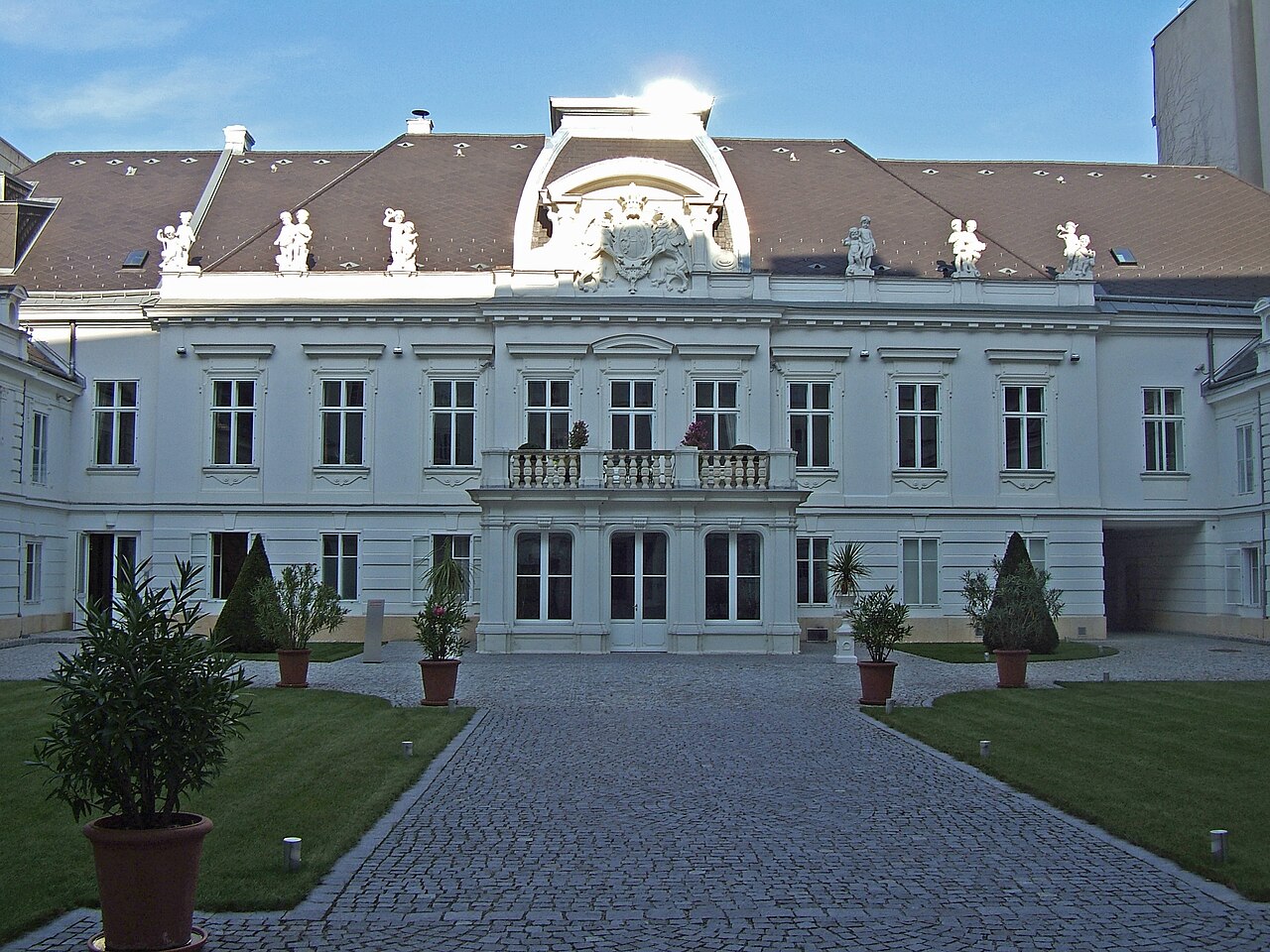 Una fotografía de Palacio del archiduque Carlos Luis