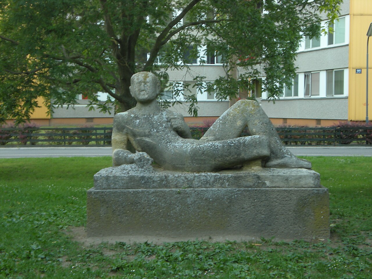 Liegender Jüngling