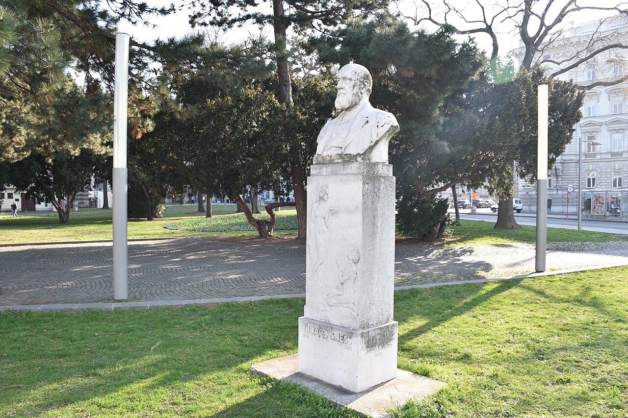 Monumento a Eduard Suess, Schwarzenbergplatz