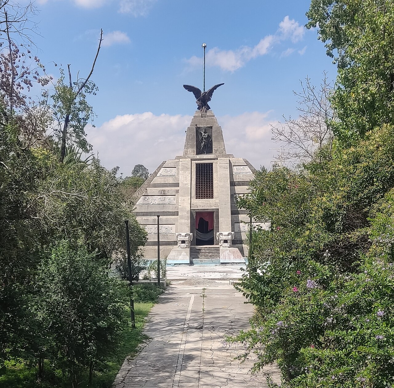 Une photographie de Monumento a La Raza