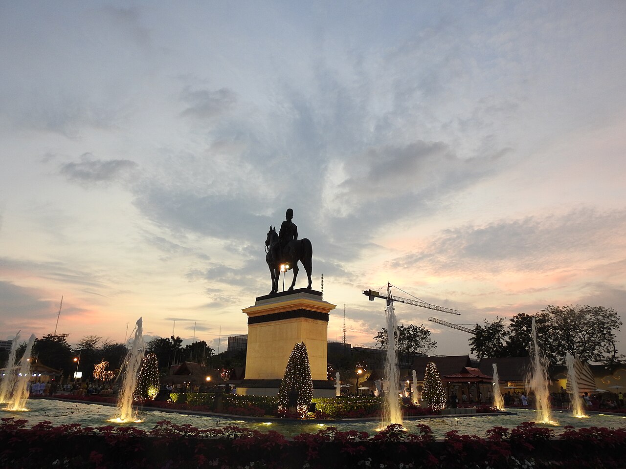 Royal Plaza'daki Kral Rama V'nin Atlı Heykeli (Dusit Sarayı) fotoğrafı