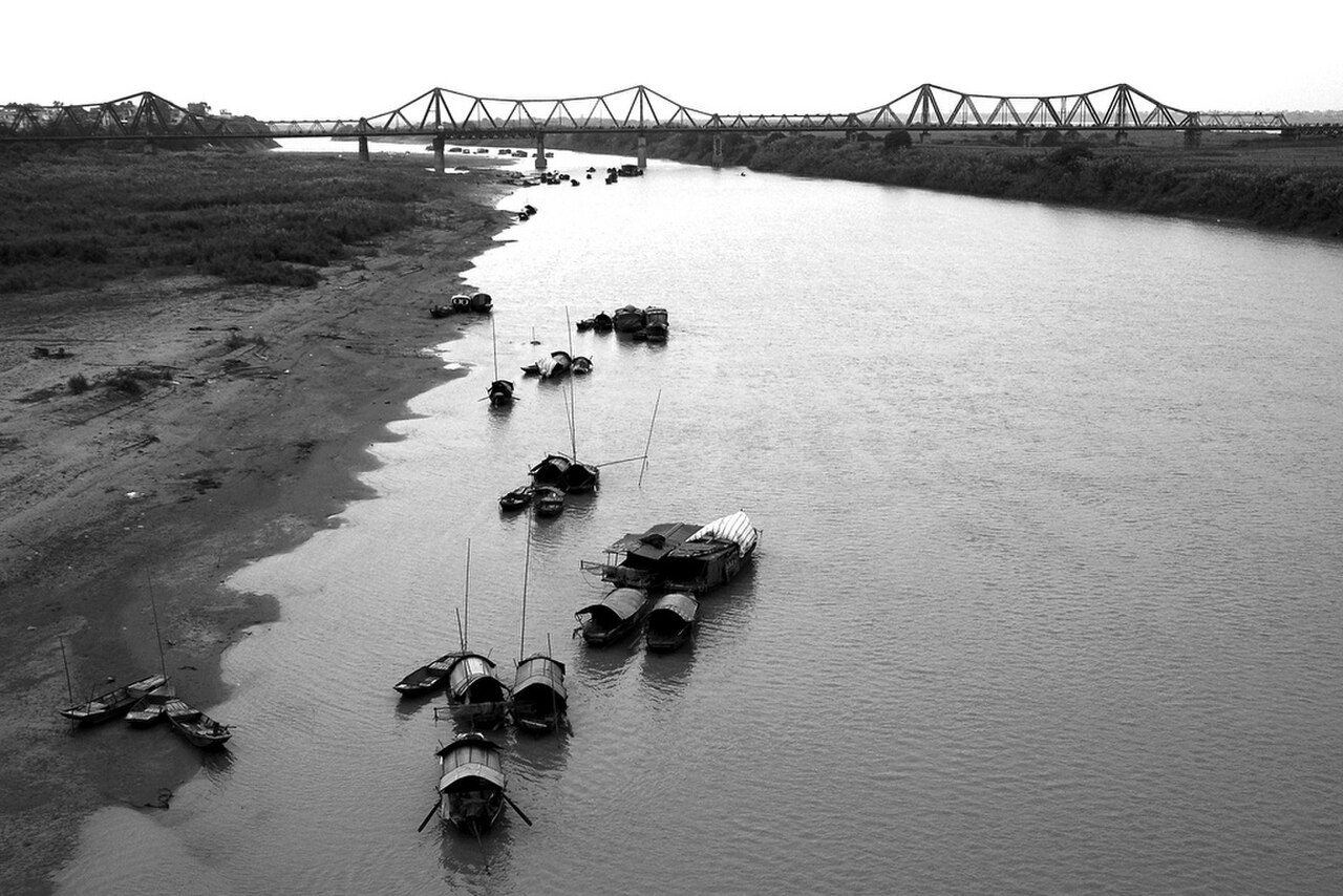 A photograph of Cầu Long Biên