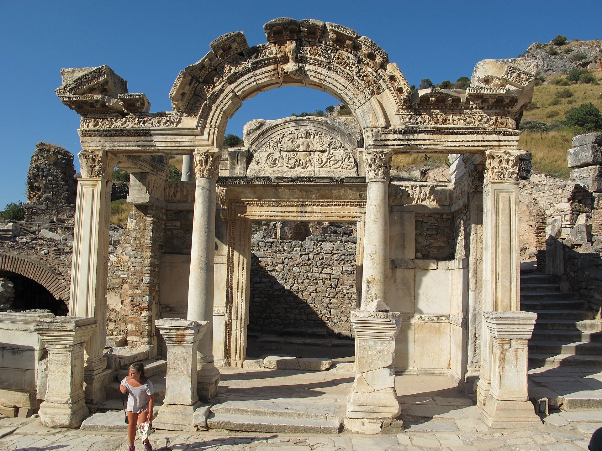 Hadrianus Tapınağı (Embolos)