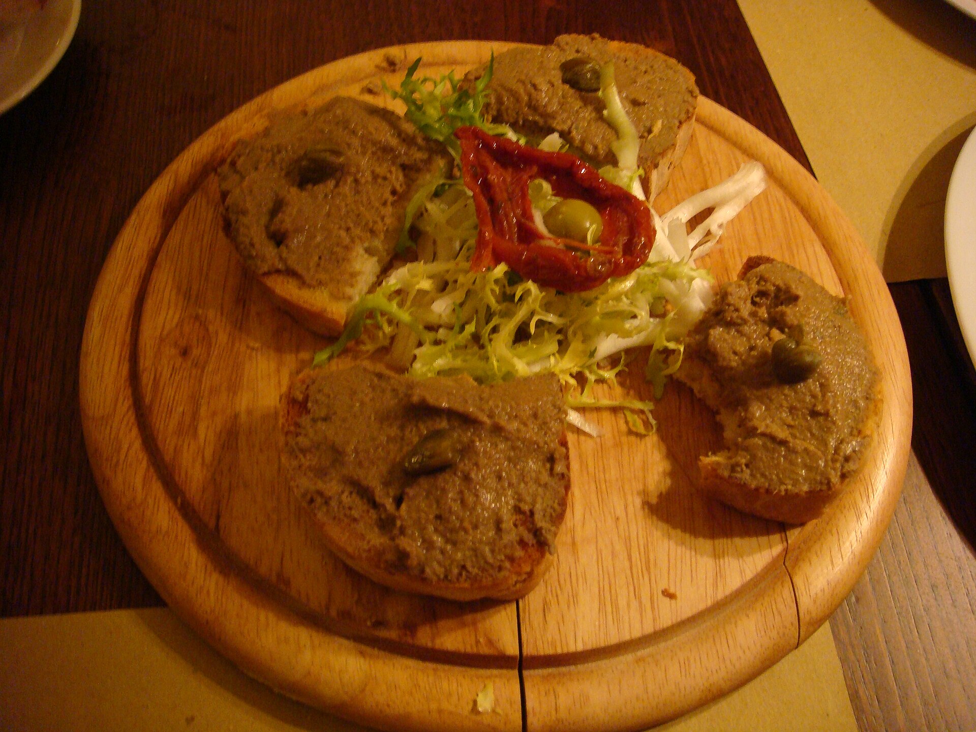 Crostini con hígado de pollo — foto ilustrativa