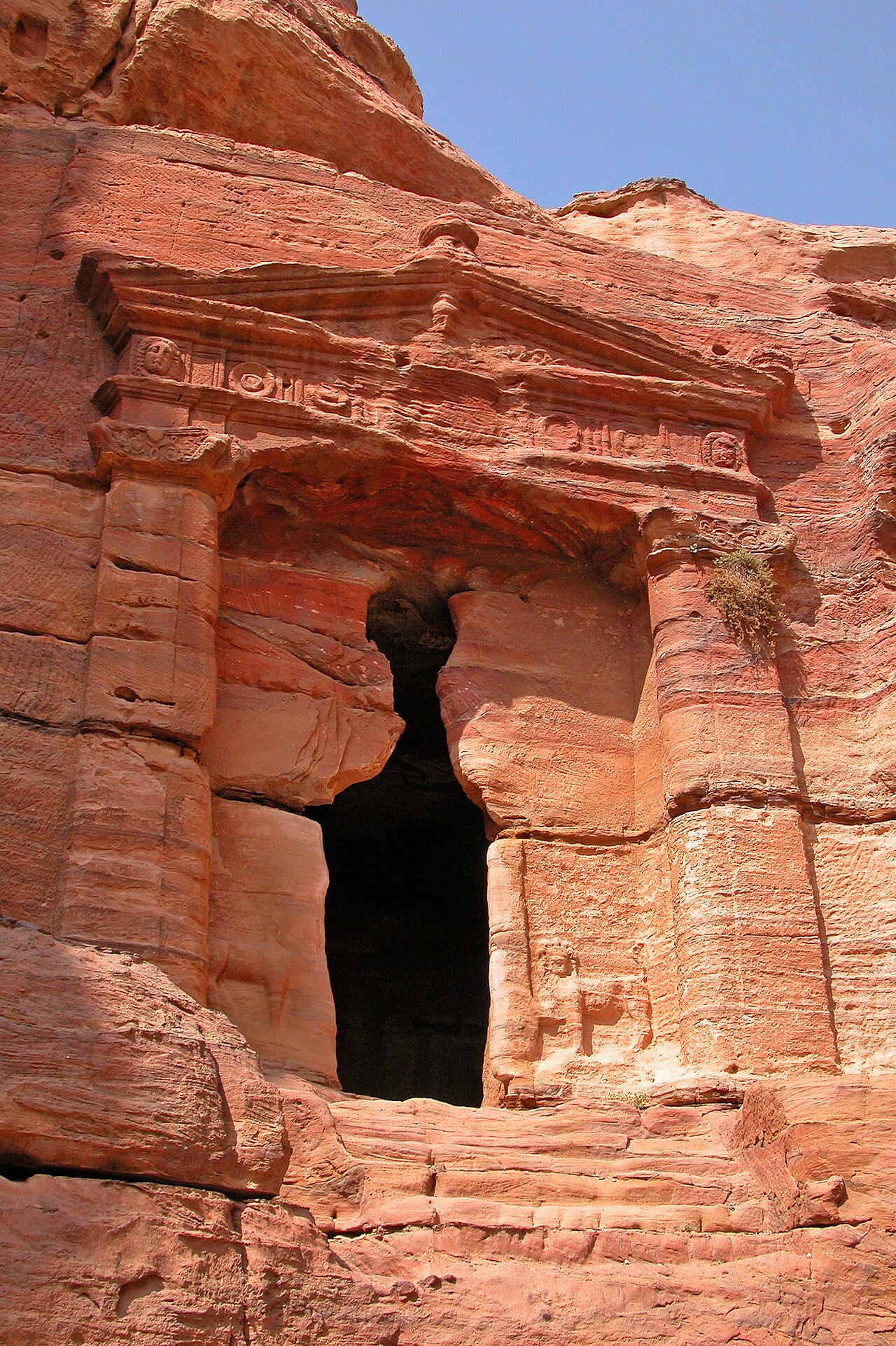 صورة تريكلينيوم الأسد