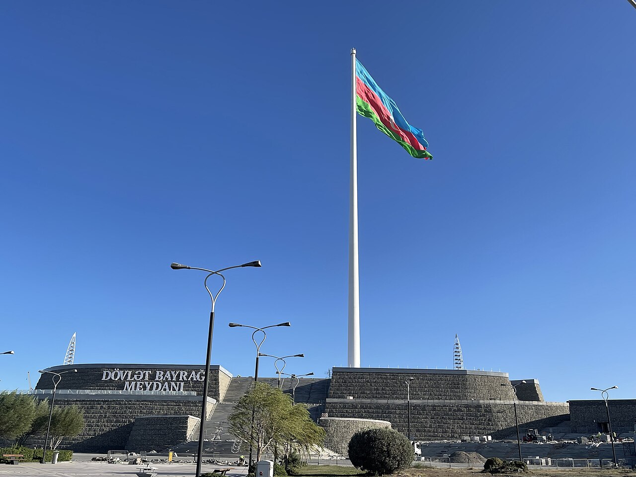 Une photographie de place du drapeau national