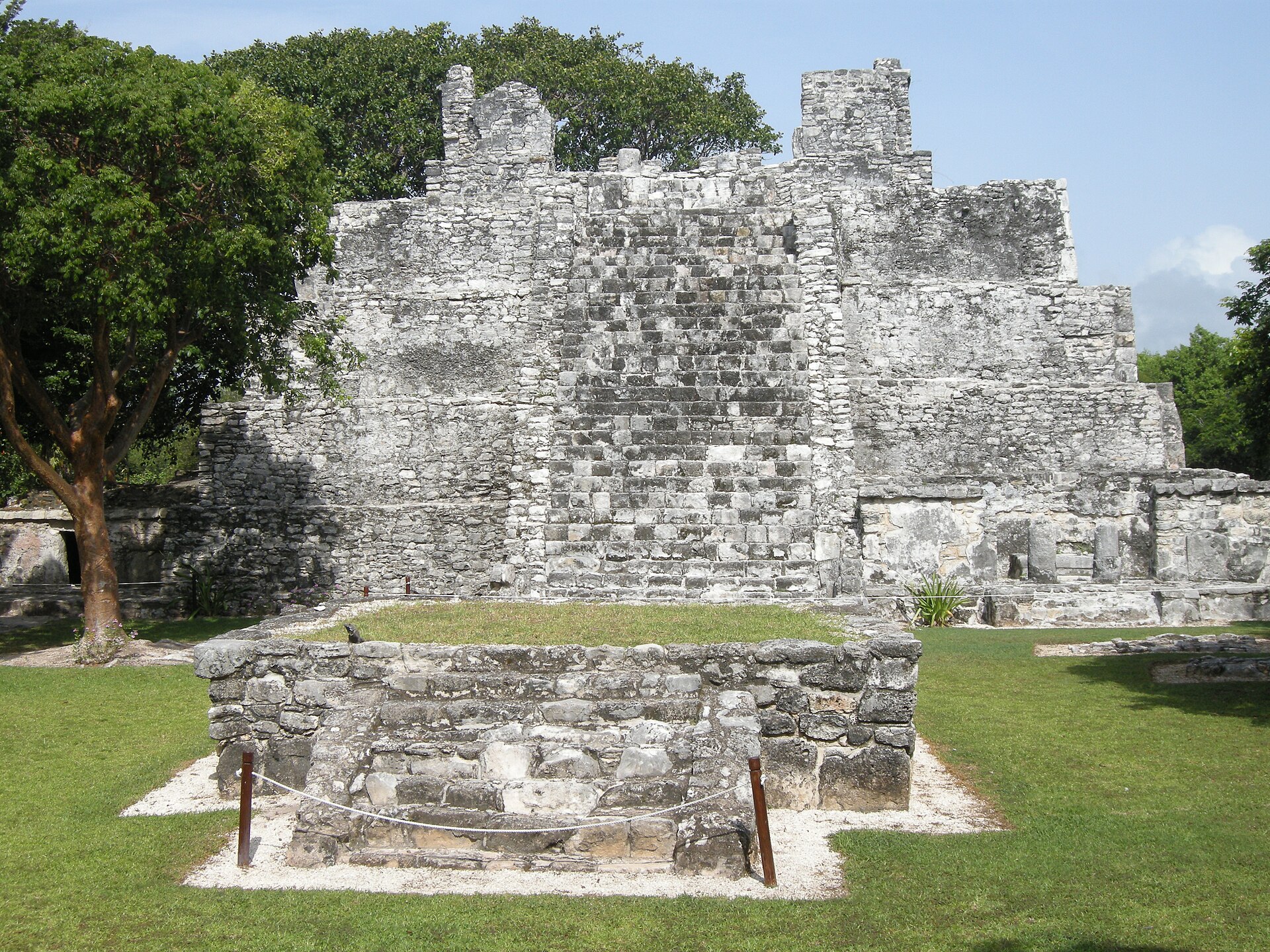 A photograph of El Meco